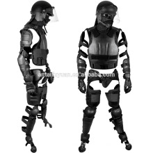 La policía usa el cuerpo de un traje antimotines liviano, el sistema de engranajes antidisturbios Police Ultimate